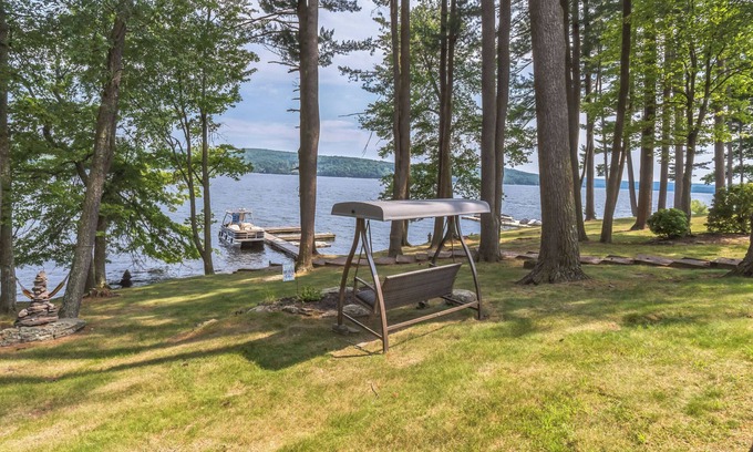 Lakeville House | Charming LAKEFRONT 4-bedroom 3 bath house with kayaks, paddleboards, WiFi and AC