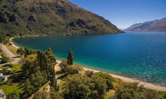 Kingston Cottage | Charming Lakefront Cottage Retreat with large sheltered garden and stunning view
