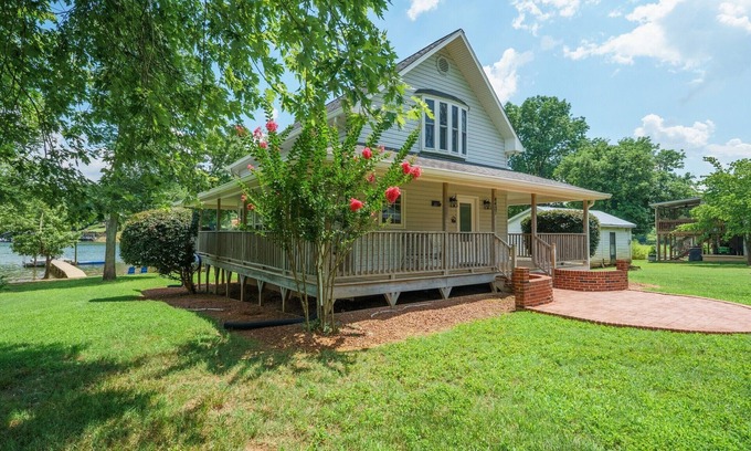 Claremont Cottage | Charming Lakefront Cottage with Beach & Pier
