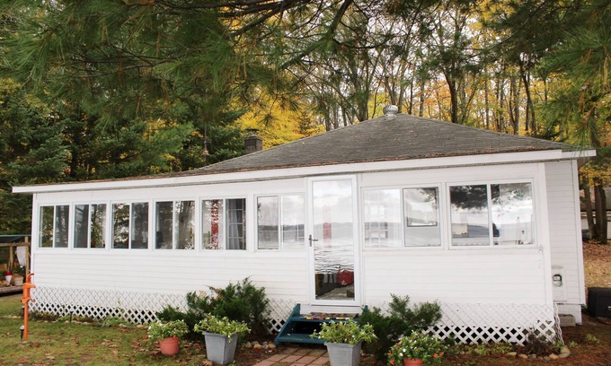Higgins Lake Cottage | Charming, LAKEFRONT cottage on beautiful HIGGINS LAKE