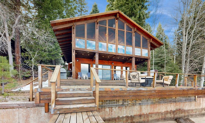 McCall Cabin | Charming lakefront home & cottage with a deck, hot tub, & washer/dryer