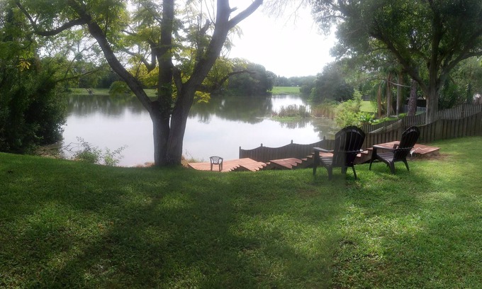 Lakeview Village Apartment | Charming Lakefront Studio w/Lanai & Dock in Lakeview Village