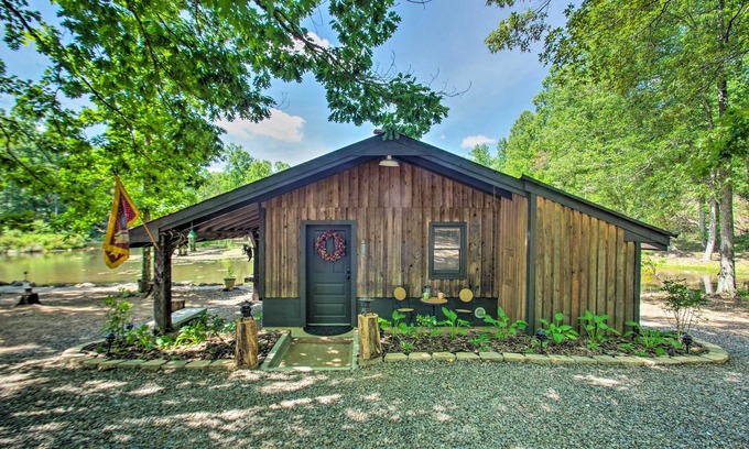 Ridge Cabin | Charming Lakefront Cabin: Fish, Hike & More!