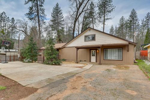 Lakehead-Lakeshore House | Charming Lakehead Cabin Walk to Shasta Lake!