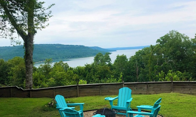 Quitman Cabin | Charming Lakehouse overlooking Greers Ferry Lake