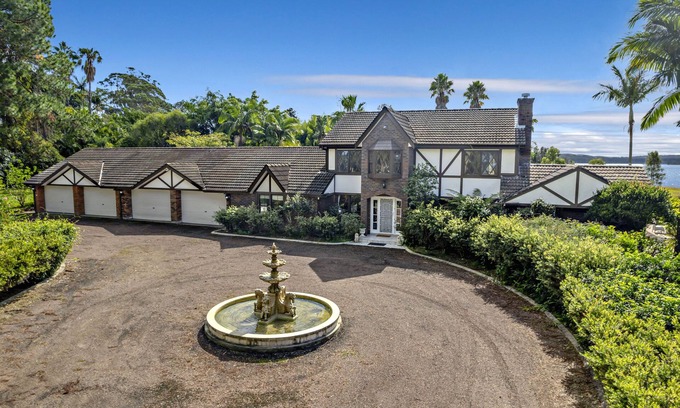 Raymond Terrace House | Charming lakeside manor in Port Stephens