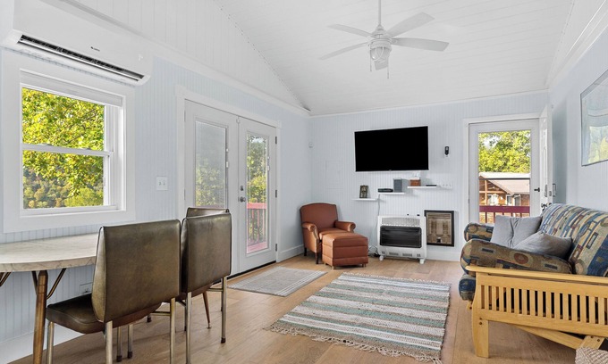 Sparta Cottage | Charming lakeside 2-bedroom lakeside cottage with AC, WiFi in welcoming Sparta