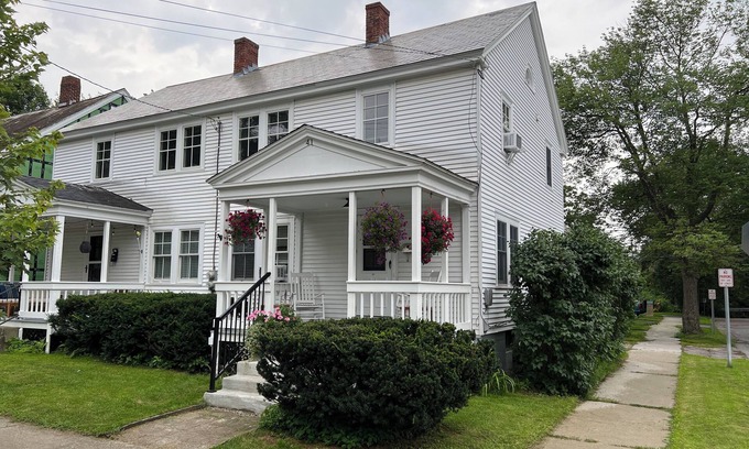 South End House | Charming Lakeside Beach House, three bedrooms in fabulous Burlington
