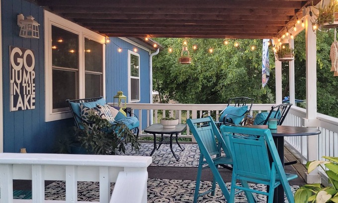 Florence Cottage | Charming lakeside cottage to watch nature play