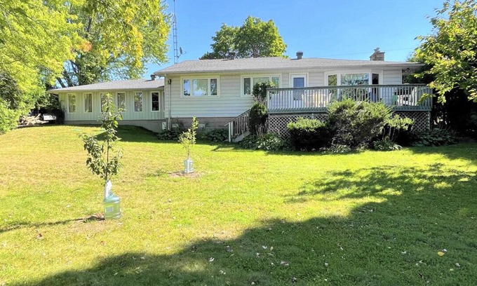Selwyn House | Charming Lakeside Retreat: Cozy and Convenient on Chemong Lake