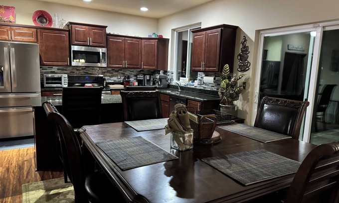 Ellensburg House | Charming large 4-bedroom house with WiFi and AC in delightful Ellensburg.