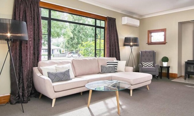 Christchurch House | Charming Large Home | Perfect for Families, Groups & Business Stays, great value