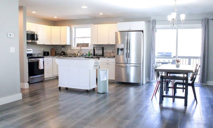 Leicester House | Charming Leicester 3BR Bungalow + Firepit