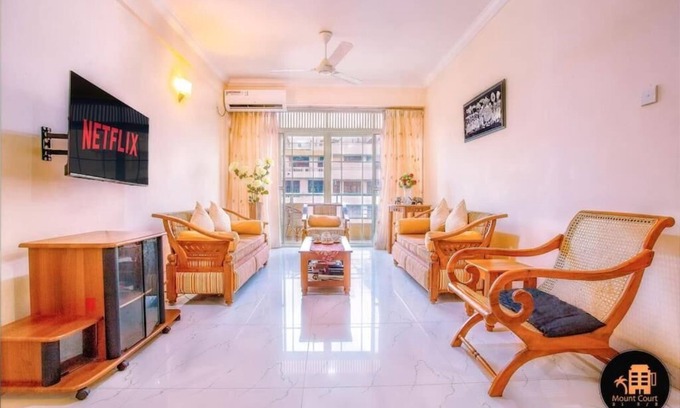 Mount Lavinia Apartment | Charming 3-Bedroom Apartment on the Beach-side with AC and WiFi in Mount Lavinia
