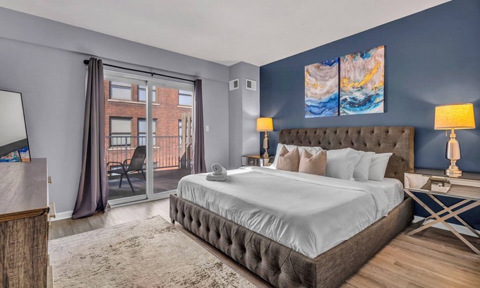 Downtown Cleveland Apartment | Charming loft in lovely DT Cleveland - Free parking - Balcony - Gym