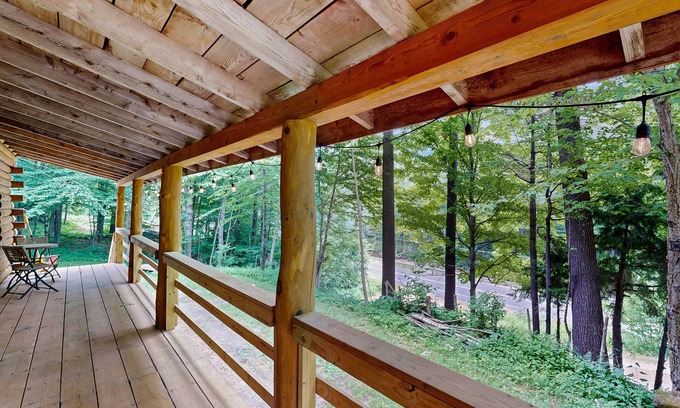 Plymouth House | Charming log cabin, dog-friendly, wood stove, wifi, firepit, patio, porch
