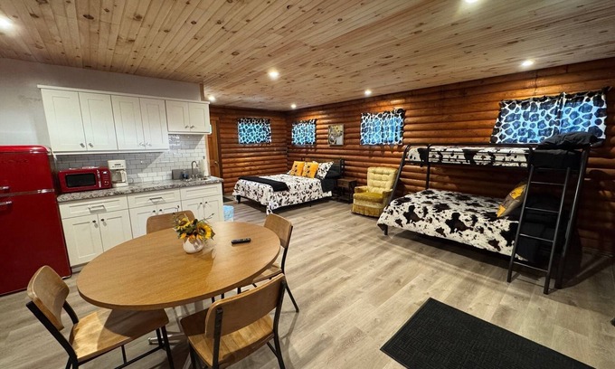 Cambridge Cabin | Charming log cabin on a quiet back road to get away from it all and enjoy nature