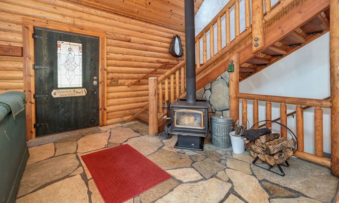 Alta Sierra Cabin | Charming Log Home with hot tub and river access