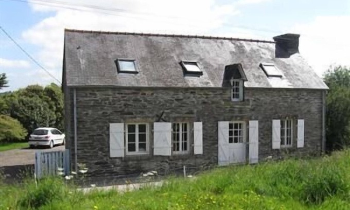 Saint-Thois House | Charming longère in local stone in a calm and green setting