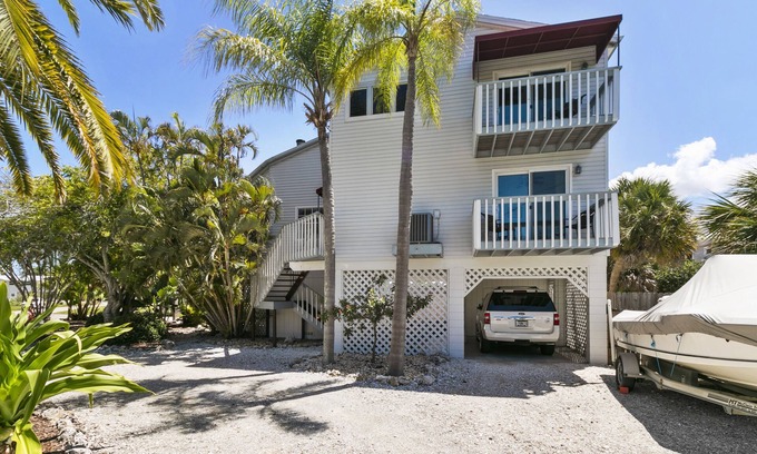 Longbeach Village House | Charming Longboat Village Hideaway–2BR in a Quiet Coastal Neighborhood by RVA
