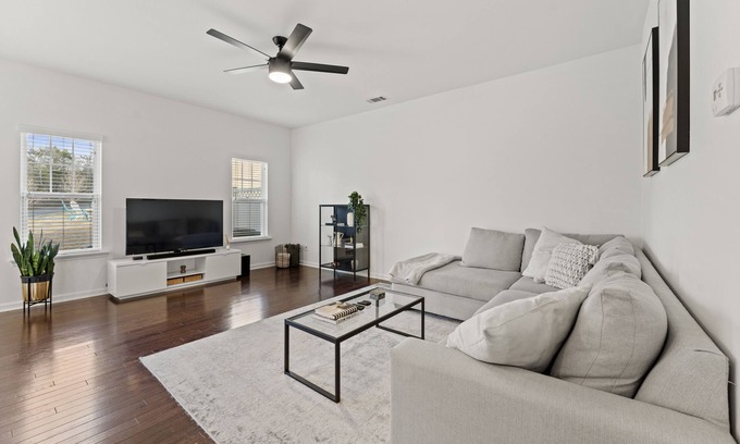Charlotte House | Charming LoSo Townhouse - close to Southend!