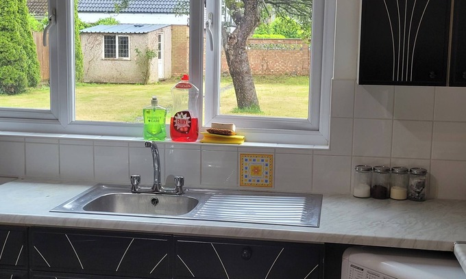 Luton Apartment | Charming Luton Apartment Retreat