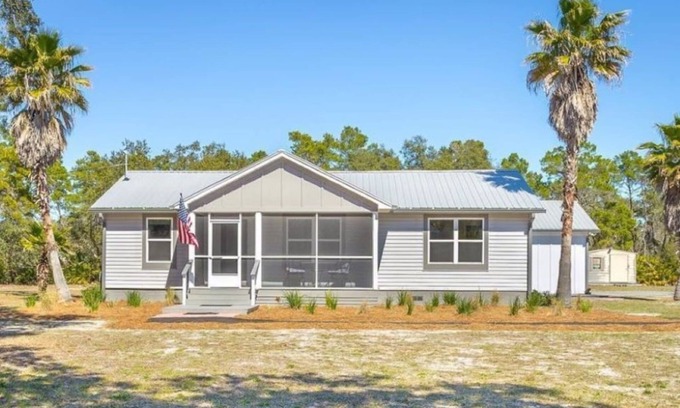 Eastpoint House | CHARMING LUXURIOUSNESS - RENOVATED 3BR house, pet's welcomed, minutes to SGI!