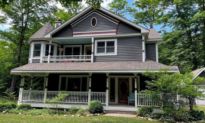 Mackinac Island Cottage | Charming Mackinac Island cottage close to Woods golf course