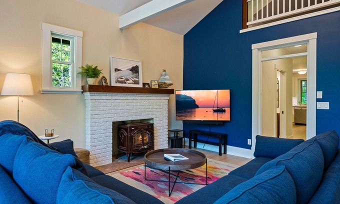 Ephraim House | Charming Main House | Walk to Shops & Bay