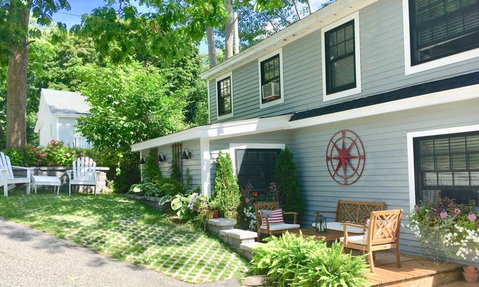 Falmouth Foreside Cottage | Charming Maine Seaside Cottage near private beach