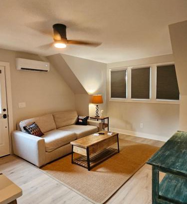 Marietta House | Charming Marietta Square Carriage House