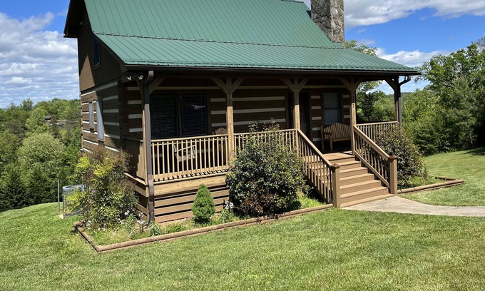 White Plains Cabin | Charming Mayberry Log Cabin minutes from Mount Airy