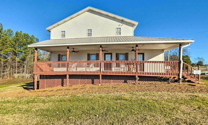 Como House | Charming McKenzie Farmhouse w/ Fire Pit!