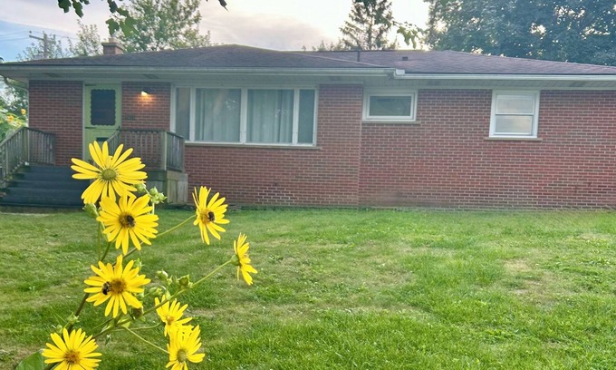 Dicken House | Charming Mid Century 3-bedroom Ranch house in Ann Arbor