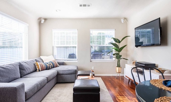 North Park House | Charming Mid-Century Craftsman ~ Hot Tub Serene Yard