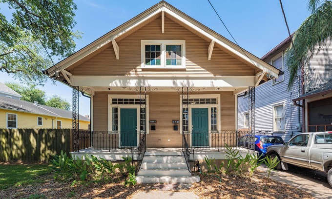 Mid-City House | Charming Mid-City duplex near hospitals and public transportation.