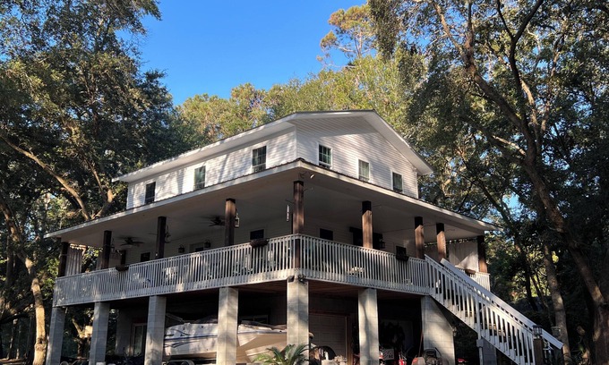 Edisto Island House | Charming Mid/Long Term Rental , Fast Fiber Internet, Big Covered porch, 3bdrm