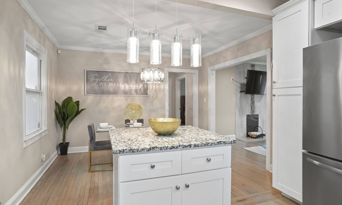 East Point House | Charming Modern Bungalow with Snacks, WiFi in welcoming East Point- Near Airport