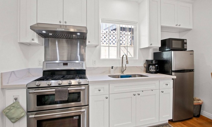 Rosemead House | Charming Modern Flat - 1 bedroom with parking