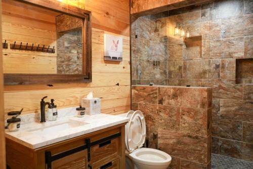 Bridgeport House | Charming Modern Lux Cabin Hot Tub FirePit Games