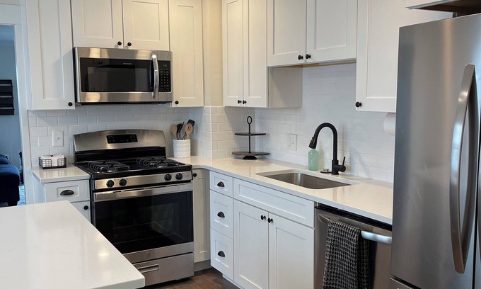 Midtown Apartment | Charming Modern Midtown in Vibrant area!