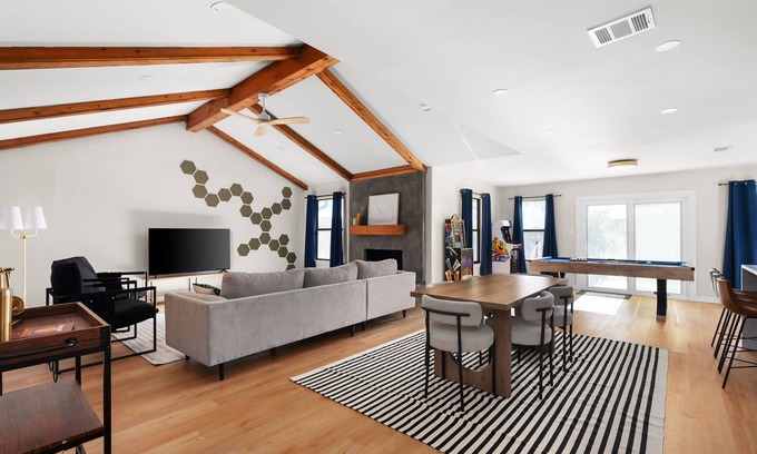 West Oak Hill House | Charming Modern Retreat in Austin