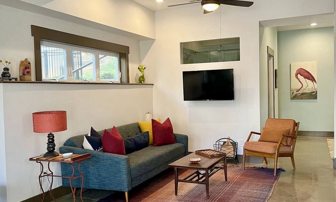 Huston - Courtland Apartment | Charming Montford FIVE ★ — Comfortable & Quiet — WALK Downtown