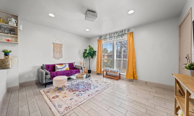 Neartown Apartment | Charming Montrose Condo-Close to everything!