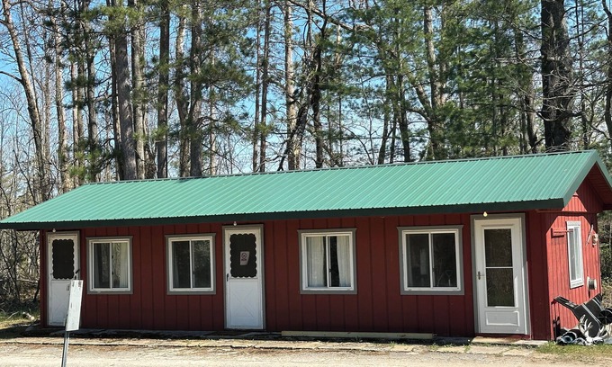 Grayling Cabin | Charming Motel in Lovells 3 Bedroom 3 bath Full Kitchen on the AuSable River