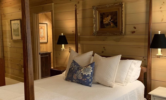 Highlands Cabin | Charming mountain cabin only 5 minutes to DT Highlands.