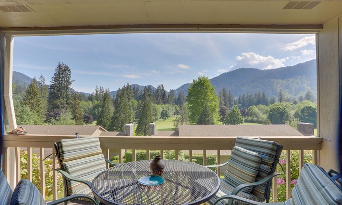Welches Condo | Charming Mountain Condo with Golf Course Views & Nearby Ski Access