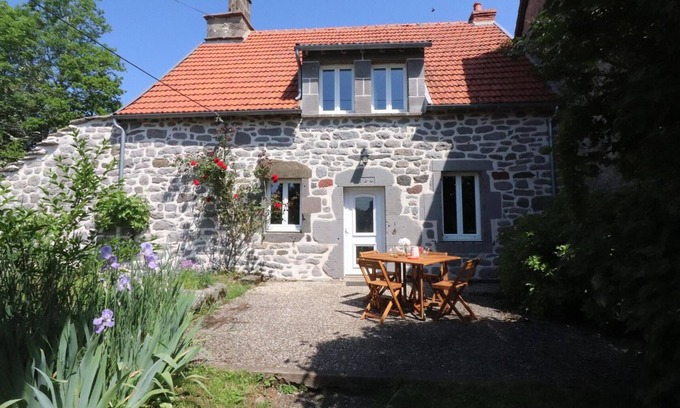 Moussages Cottage | Charming Mountain Home: 2BR, Terrace, BBQ, Near Hiking & Skiing, All-Inclusive