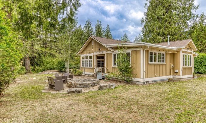 Marmot House | Charming mountain retreat with great deck views & fire pit - near skiing & golf