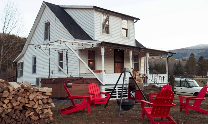 West Kill Cottage | Charming Mtn Stay | Views, Hot Tub, Prime Location